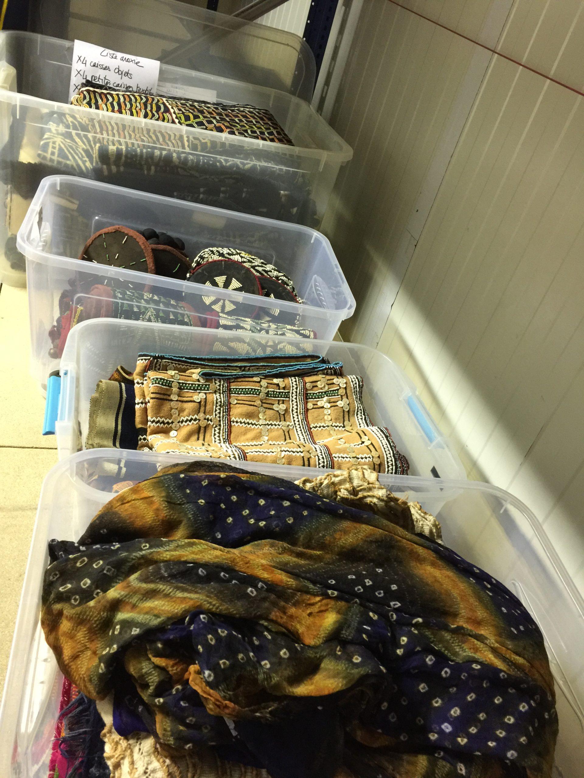 Ensemble de pièces textiles et d'objets perlés issue de la collection Gacha Anoxie avant départ pour la Pinacothèque de Sao Paulo au Brésil en exposition